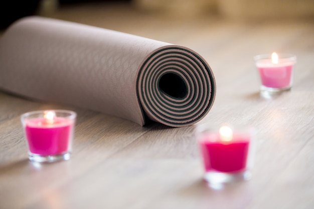 Isolamento per lo yoga con le candele