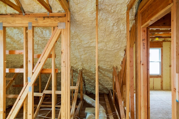 Isolamento termico e idroelettrico all'interno dell'isolamento delle pareti in un edificio in legno in costruzione