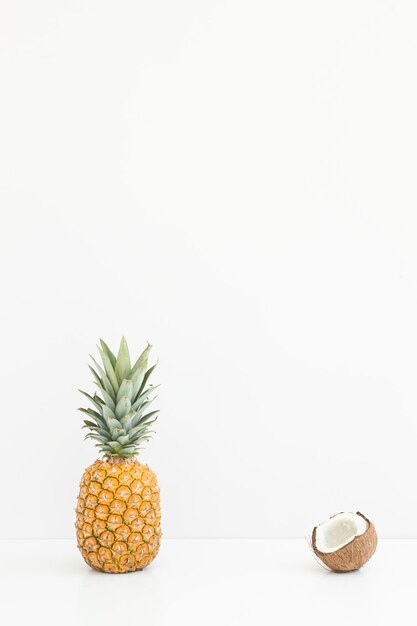 Isolare di ananas e cocco Frutta estiva