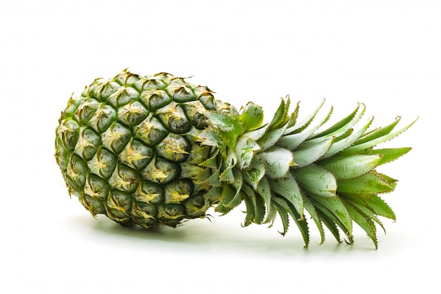 Isolato della frutta dell'ananas affettato su fondo bianco