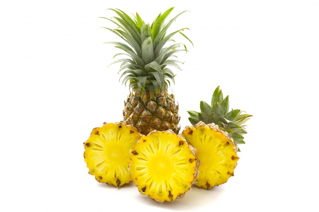 Isolato della frutta dell'ananas su fondo bianco