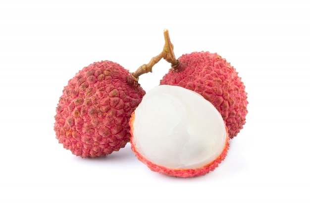 Isolato maturo del litchi su fondo bianco