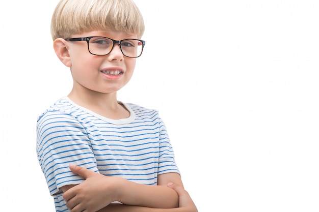 Isolatsd divertente del ragazzino su fondo bianco. Scolaro isolato. Gli occhiali da portare o i vetri del bambino biondo si chiudono in su