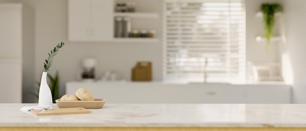 Isole da cucina in marmo bianco o piano di lavoro con spazio per la copia su una cucina bianca minima sfocata