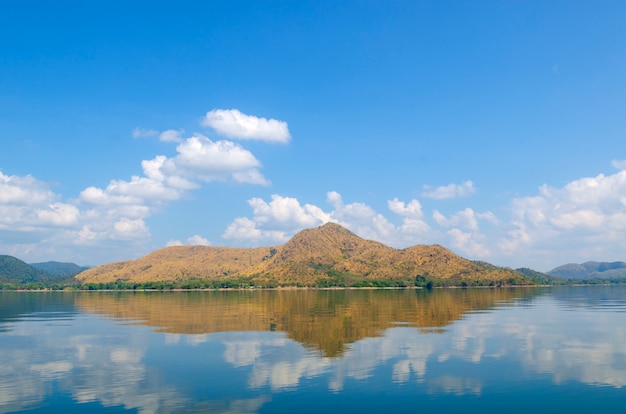 Isole del bacino idrico nel sito tropicale, Tailandia