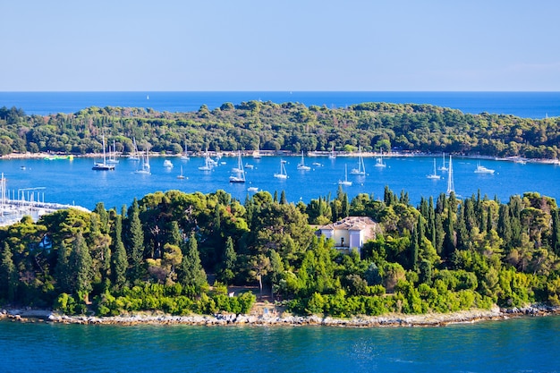 Isole della Croazia e mare Adriatico. Veduta aerea dal campanile di Rovigno. Luminosa giornata estiva