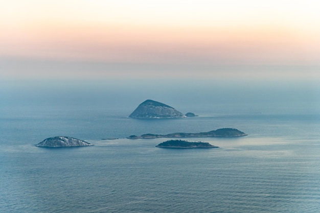Isole e rocce al largo della costa di Rio de Janeiro in Brasile