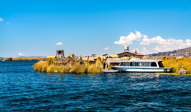 Isole galleggianti degli Uros sul lago Titicaca in Perù