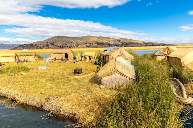 Isole galleggianti sul lago Titicaca Puno Perù Sud America casa con tetto di paglia Radice densa che le piante Khili si intrecciano formano uno strato naturale di circa uno o due metri di spessore che sostiene le isole