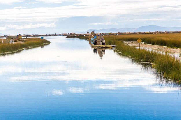 Isole galleggianti sul lago Titicaca Sud America situata al confine tra Perù e Bolivia Si trova a 3812 m sul livello del mare, rendendolo uno dei laghi navigabili commercialmente nel mondo