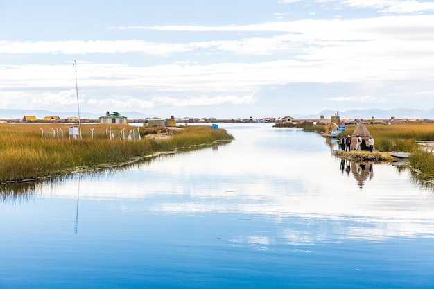 Isole galleggianti sul lago Titicaca Sud America situata al confine tra Perù e Bolivia Si trova a 3812 m sul livello del mare, rendendolo uno dei laghi navigabili commercialmente nel mondo