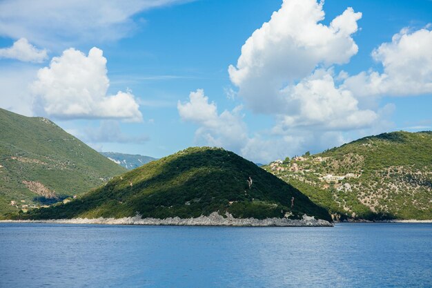 Isole in Grecia in una giornata di sole con cielo blu