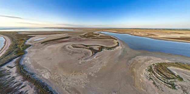 Isole insolite su un bellissimo lago