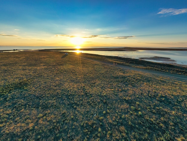 Isole insolite su un lago brillante e un tramonto colorato