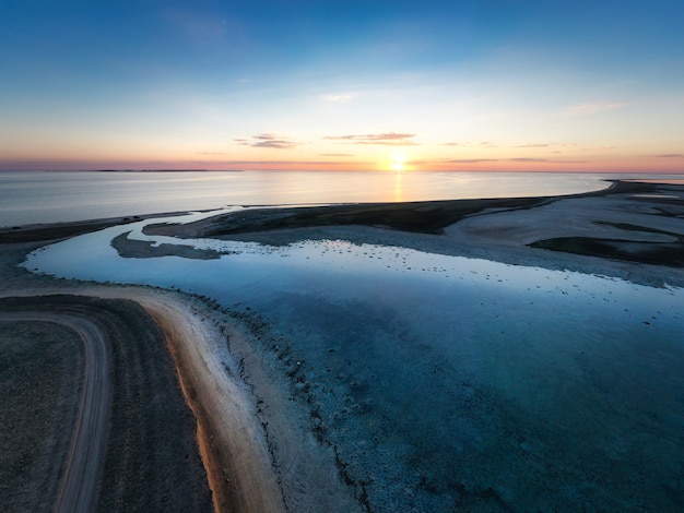 Isole insolite su un lago brillante e vista dall'alto