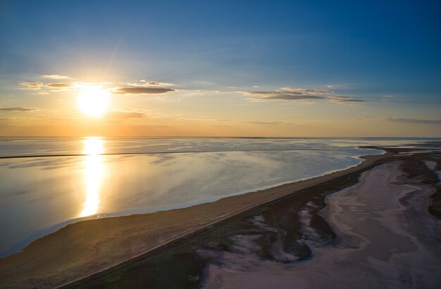 Isole insolite su un lago brillante, vista dall'alto, fotocamera drone