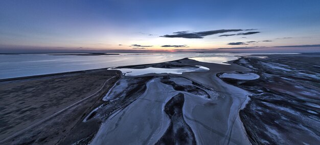 Isole insolite sul lago Sivash, vista dall'alto, telecamera drone