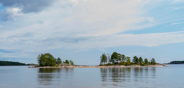 Isole nel lago Ladoga. Bellissimo paesaggio - acqua, pini e massi.