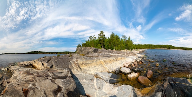 Isole nel lago Ladoga. Bellissimo paesaggio - acqua, pini e massi.