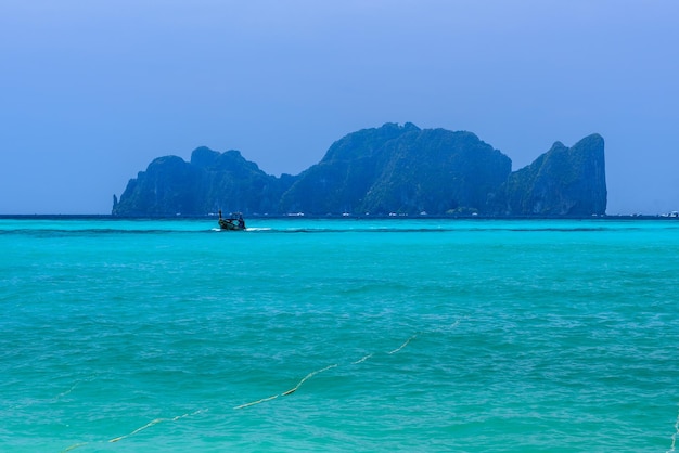 Isole Phi Phi Leh nel mare azzurro delle Andamane Krabi Thailandia