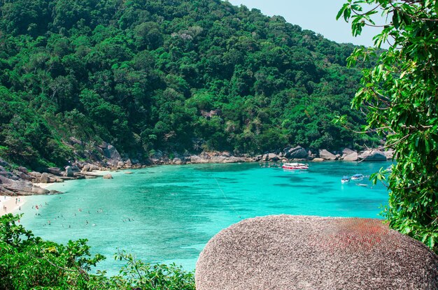 Isole tropicali di acqua d'oceano blu e spiaggia di sabbia bianca alle isole Similan con il famoso paesaggio naturale Sail Rock Phang Nga Thailandia