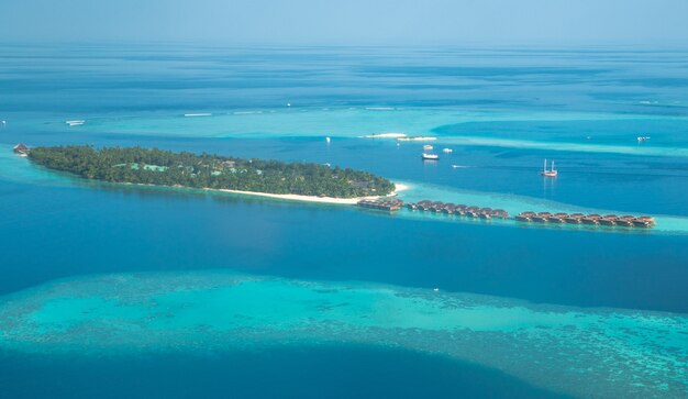 Isole tropicali e atolli alle Maldive dalla vista aerea.