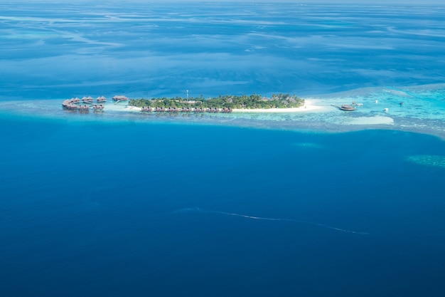 Isole tropicali e atolli alle Maldive dalla vista aerea.