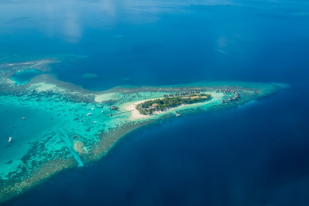 Isole tropicali e atolli alle Maldive dalla vista aerea.