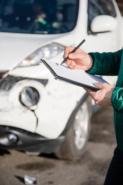 Ispezione dell'auto dopo un incidente stradale graffi sul paraurti Parti dell'auto rotte o primo piano