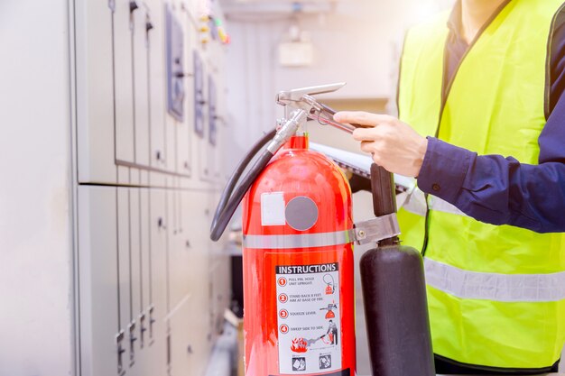 Ispezione dell&#39;ingegnere Estintore nella sala di controllo.