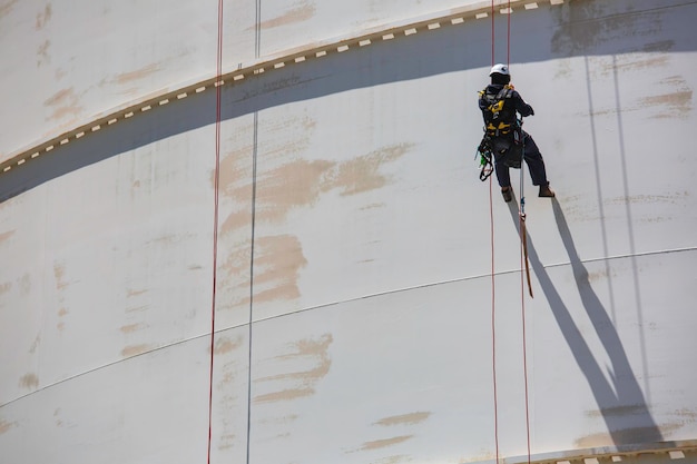 Ispezione di sicurezza di accesso alla scala di corda del piatto del guscio del serbatoio di altezza inferiore del lavoratore maschio del serbatoio di stoccaggio di spessore