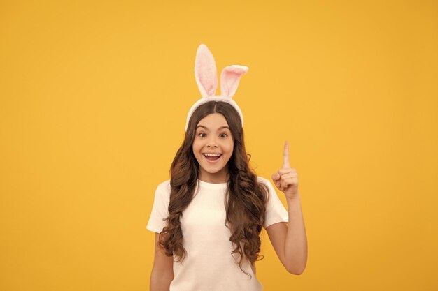 Ispirato con idea kid in bunny orecchie su sfondo giallo pasqua