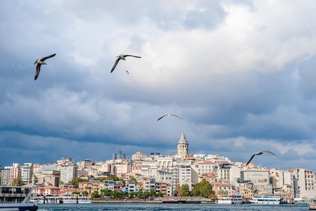 Istanbul Turchia 1 ottobre 2021 Paesaggio di Karakoy Istanbul con barche a vapore Torre di Galata