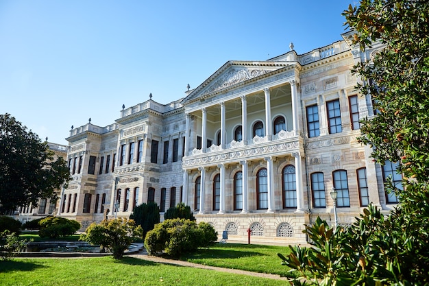 ISTANBUL, TURCHIA - 12 ottobre 2019: Palazzo Dolmabahce a Istanbul. È il più grande palazzo della Turchia e uno dei palazzi più affascinanti del mondo