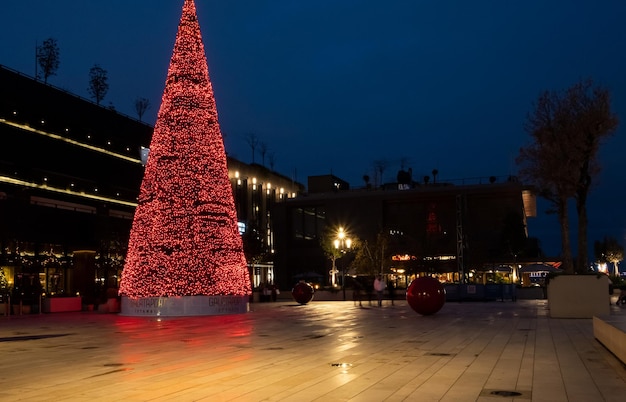 Istanbul, TURCHIA - 16 dicembre 2022. Albero di Natale al tramonto.