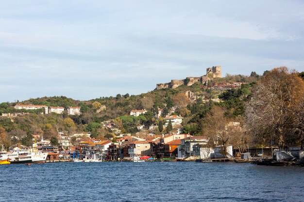 Istanbul - Turchia, 26 novembre 2021, Veduta dell'Anadolu Kavagi con il Castello di Yoros.