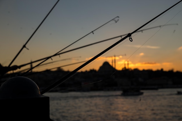 Istanbul Turchia 4 dicembre 2015 Silhouette di canna da pesca sull'immagine della luce di retromarcia del ponte di Galata