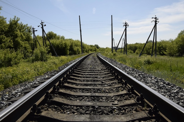 Istantanea delle rotaie ferroviarie dal punto più basso