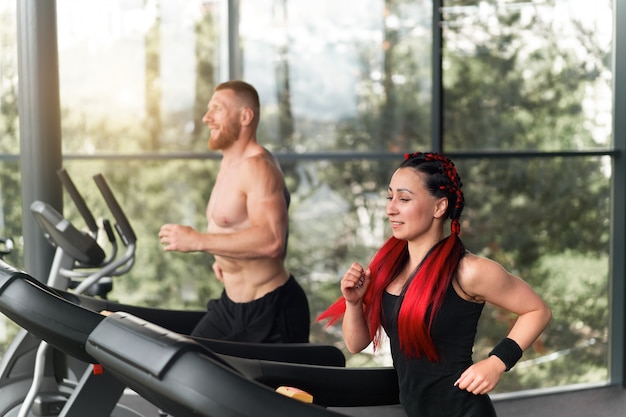 Istruttore corrente di tapis roulant da palestra