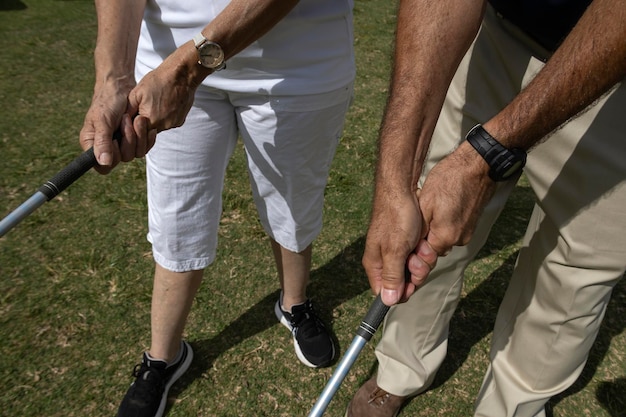Istruttore di golf che insegna come regolare la presa a un'apprendista