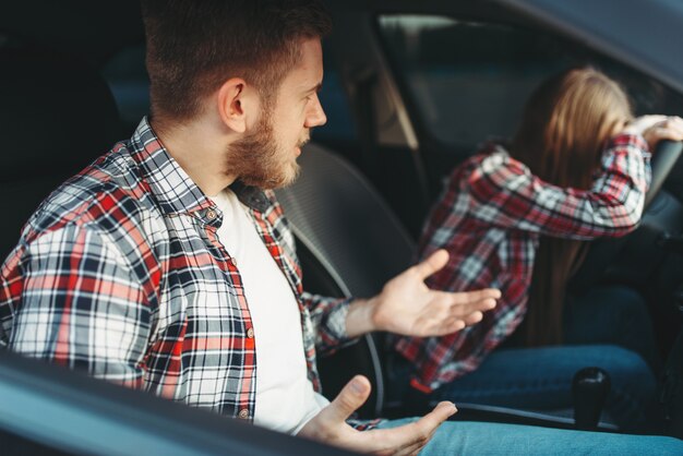 Istruttore di guida e studentessa triste