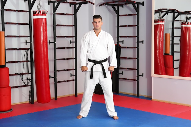 Istruttore di karate maschio nel dojo