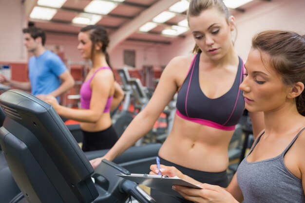 Istruttore di palestra e donna in palestra