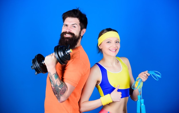 Istruttore di sport Concetto di stile di vita sano Uomo e donna che si esercitano con manubrio e corda per saltare Esercizi di fitness Allenamento e fitness Ragazza e ragazzo vivono una vita sana Esercizi sportivi di fitness