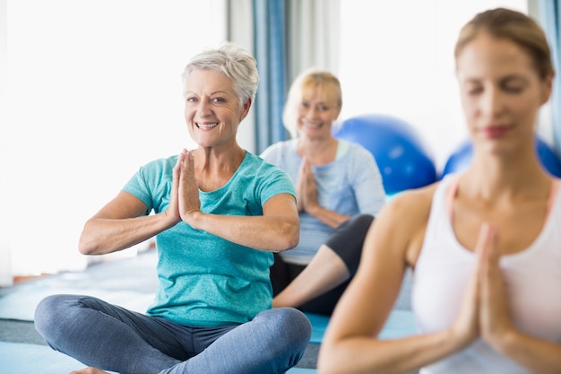 Istruttore di yoga con gli anziani