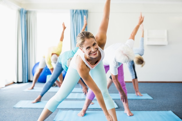 Istruttore di yoga con gli anziani