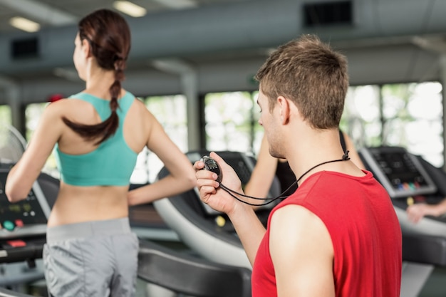 Istruttore maschio che discute sulle prestazioni in palestra