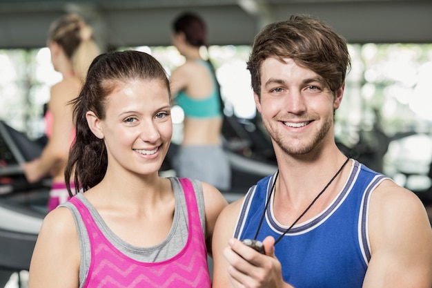 Istruttore maschio che discute sulle prestazioni in palestra