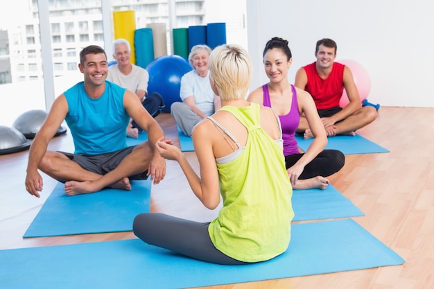 Istruttore parlando con classe in palestra