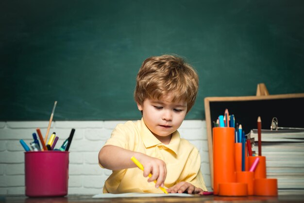 Istruzione a casa o scolastica Ritratto bambino della scuola elementare Concetto di scuola Felice carino ragazzo intelligente allievo con libro